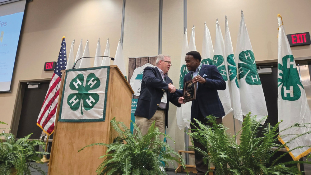 Lelan Statum receiving the Friend of 4-H Award at the 4-H Alumni Reunion